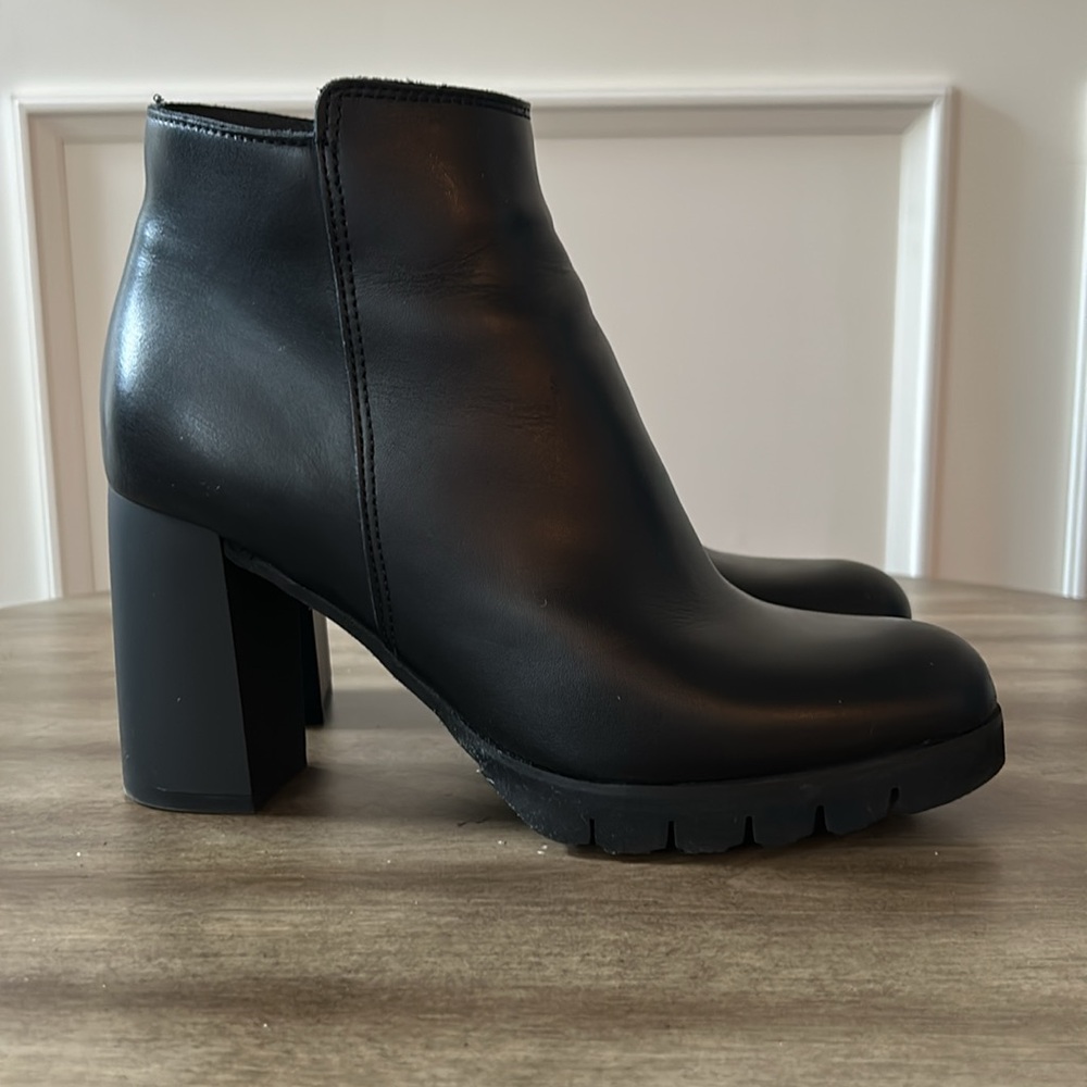 La Canadienne Maya Black Leather booties size 8